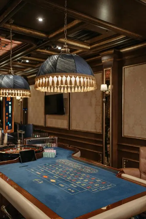 Elegancka sala Evening Circle Hall z przyciemnionym światłem i stolikami dla gości