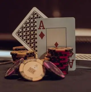Transmisja pokerowa w barze