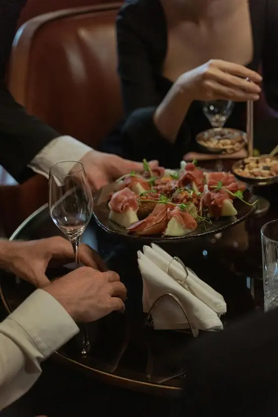 Elegancko podane danie i koktajl w ciemnym wnętrzu Evening Circle Hall
