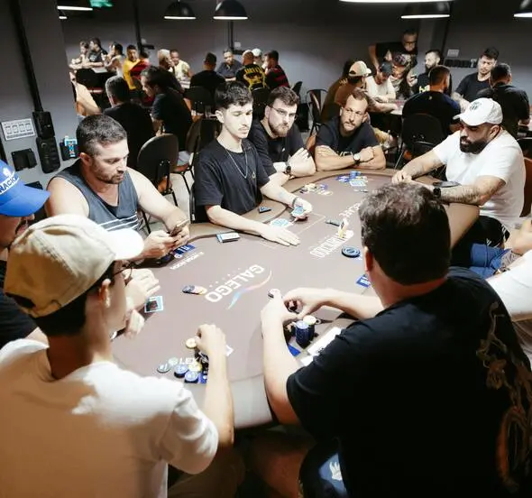 Stół pokerowy w eleganckim barze Evening Circle Hall